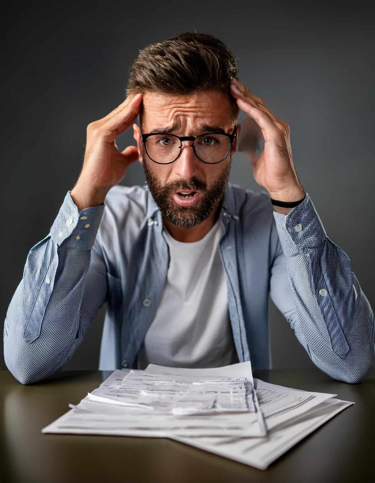 hombre preucupado por deudas bancarrota capitulo 7 ¿Que es la Bancarrota Capítulo 7?